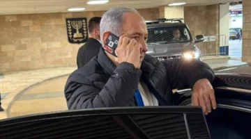 شريط لاصق.. هاتف نتنياهو يثير جدلاً واسعاً حول مخاطر التجسس الرقمي وتأمين الخصوصية